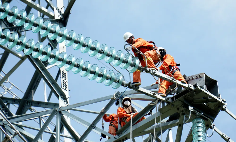 Các cán bộ kỹ thuật sẽ kiểm tra tiếp địa, treo cờ đuôi nheo để phân mạch đường dây công tác. Ảnh: H.H