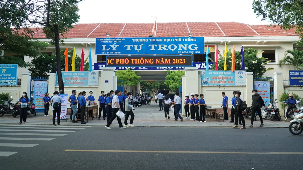 Hỗ trợ thí sinh ở Khánh Hòa bị tai nạn vào phòng thi ảnh 2