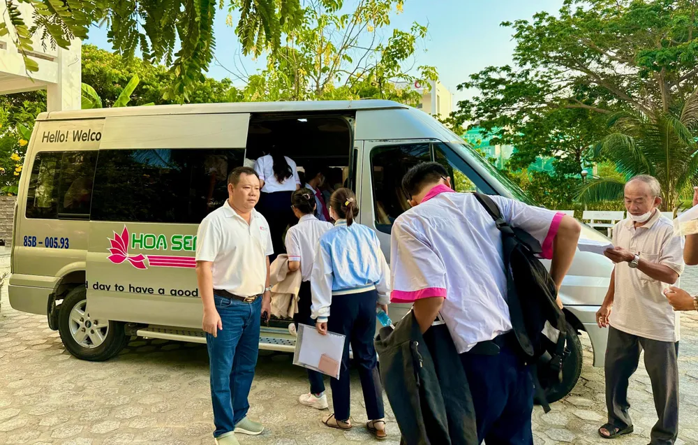 Luật sư Lê Vi (bên trái) động viên các thí sinh trước khi lên xe đến điểm thi. Ảnh: NÚI XANH