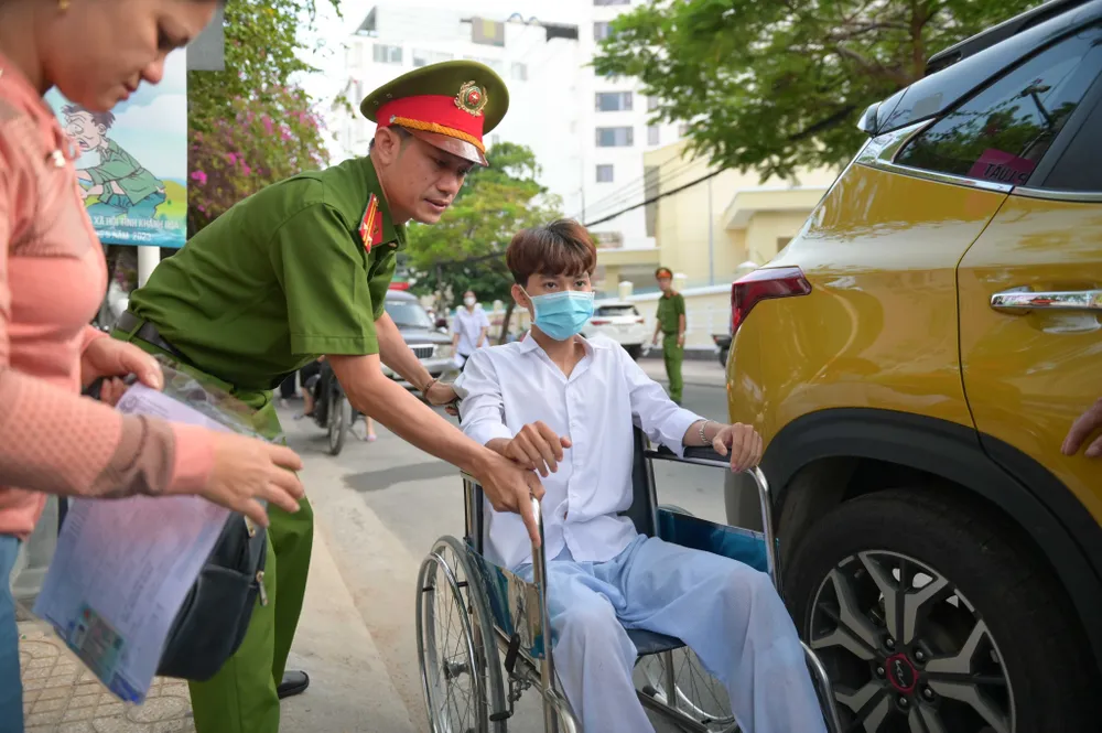 Hỗ trợ thí sinh ở Khánh Hòa bị tai nạn vào phòng thi ảnh 1