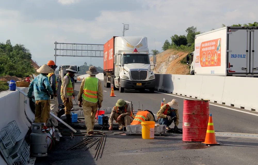 Trao đổi với PV, ông Nguyễn Văn Huy, Giám đốc Công ty TNHH Đầu tư cao tốc Nha Trang - Cam Lâm, thừa nhận đơn vị thi công đang lắp các khe co giãn trên cao tốc, vì các khe co giãn phải thảm nhựa xong mới cắt ra lắp để đẹp và các phương tiện không bị nhảy khi lưu thông qua lại.