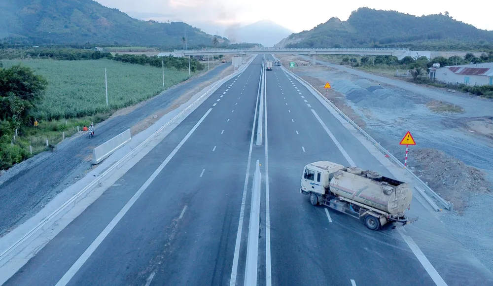 Mới đây, mạng xã hội xuất hiện clip xe bán tải chạy ngược chiều trên cao tốc Nha Trang - Cam Lâm. Tài xế điều khiển xe bán tải còn “đá” đèn báo hiệu khi thấy các phương tiện chạy đúng chiều. Ông Nguyễn Văn Huy cho biết vẫn chưa xác định được vị trí xe này chạy vào cao tốc. Người này cho hay đã cử một tổ kiểm soát trên cao tốc để ngăn chặn tình trạng này.