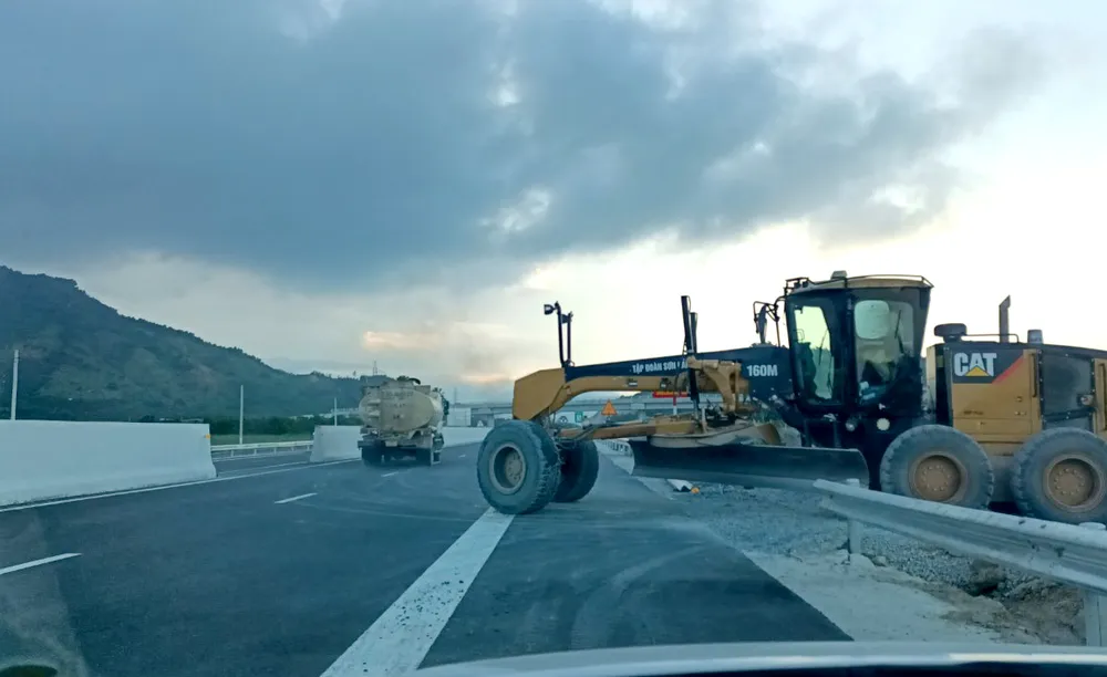 Ngoài những điểm đang sửa chữa, PV cũng ghi nhận trên các đường ngang được mở dải phân cách giữa cao tốc tại các điểm Km37 và Km21. Hình ảnh ghi nhận 2 xe công trình đang vào cao tốc từ một lối mở nhưng không biển báo cũng như người điều tiết giao thông.