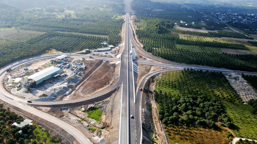 Cao tốc Nha Trang - Cam Lâm là dự án thành phần thuộc dự án xây dựng một số đoạn cao tốc trên tuyến Bắc - Nam phía đông giai đoạn 2017-2020, dài hơn 49 km, được khánh thành, đưa vào sử dụng ngày 19-5 sau khi nhà đầu tư vượt tiến độ ba tháng.