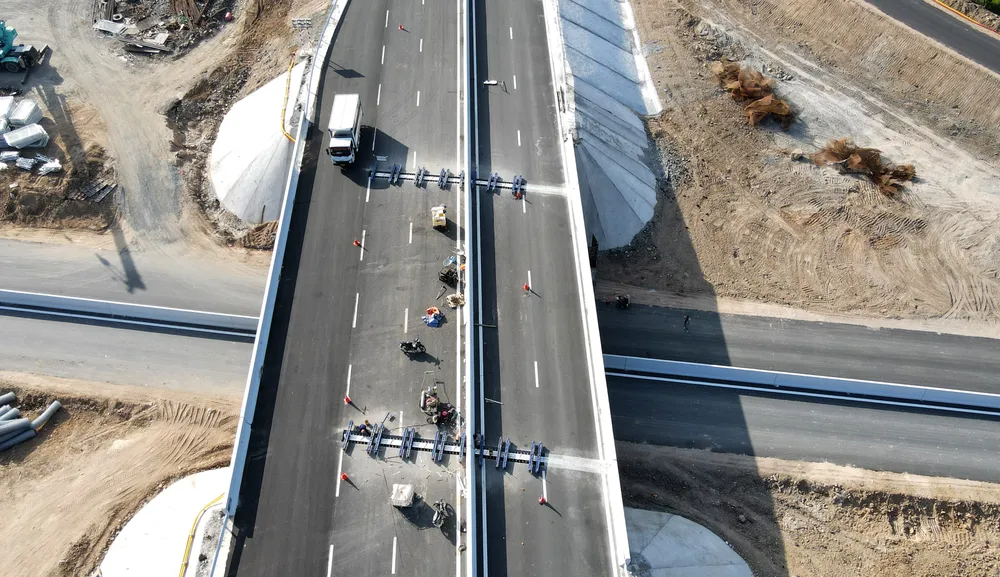 Tại cầu Cam Lâm, ba làn đường của cao tốc cùng bị chặn để lắp khe co giãn. Các phương tiện phải giảm tốc độ, đánh lái để tránh điểm thi công.