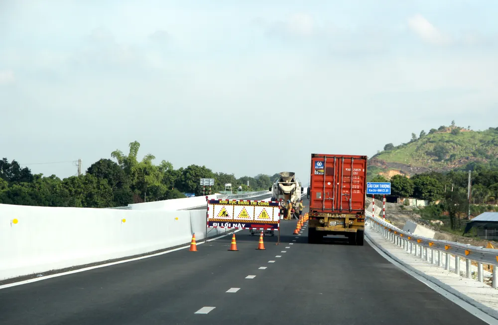 Anh Duy (ngụ huyện Ninh Hải, Ninh Thuận) cho biết anh là tài xế chạy xe dịch vụ đưa đón khách nên thường xuyên qua lại trên cao tốc này. Cao tốc này đã giúp anh rút ngắn thời gian di chuyển rất nhiều. Tuy nhiên, anh Duy nhận xét những điểm sửa chữa trên cao tốc tiềm ẩn nhiều nguy hiểm. “Cao tốc cho phép xe chạy với tốc độ 80 km/giờ nhưng lại quá nhiều điểm chặn khiến tài xế bất ngờ phải thắng gấp. Tôi từng phải thắng cháy bánh vì xe sửa chữa công trình bất ngờ xuất hiện vào ban đêm trên cao tốc. Trước đó, tôi cũng chứng kiến một xe container phải đánh lái gấp, tông nát cọc tiêu tại một điểm sửa chữa” - tài xế Duy kể lại.