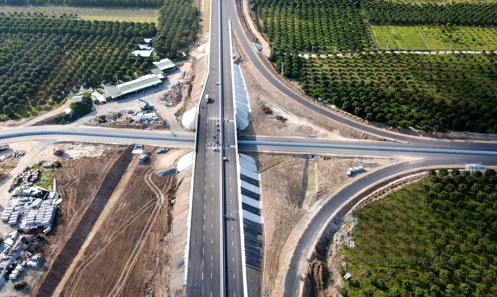 Cao tốc đoạn Nha Trang – Cam Lâm có bốn làn xe, vận tốc tối đa 80 km/h và tối thiểu 60 km/h. Cao tốc đã đưa vào vận hành nhưng vẫn còn nhiều hạng mục đang được thi công, tiềm ẩn nhiều nguy cơ xảy ra tai nạn giao thông.