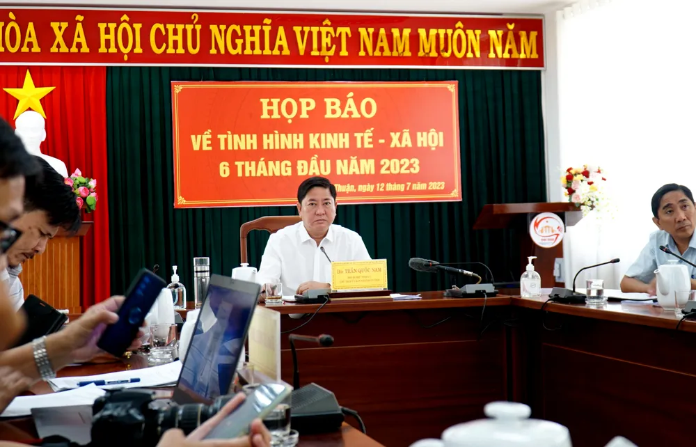 Ông Trần Quốc Nam, Chủ tịch UBND tỉnh Ninh Thuận, chủ trì họp báo. Ảnh: H.H