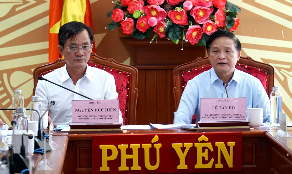 Ông Lê Tấn Hổ, Phó Chủ tịch thường trực UBND tỉnh Phú Yên và ông Nguyễn Đức Hiển, Phó Tổng Biên tập thường trực báo Pháp Luật TP.HCM đồng chủ trì cuộc họp. Ảnh: HH