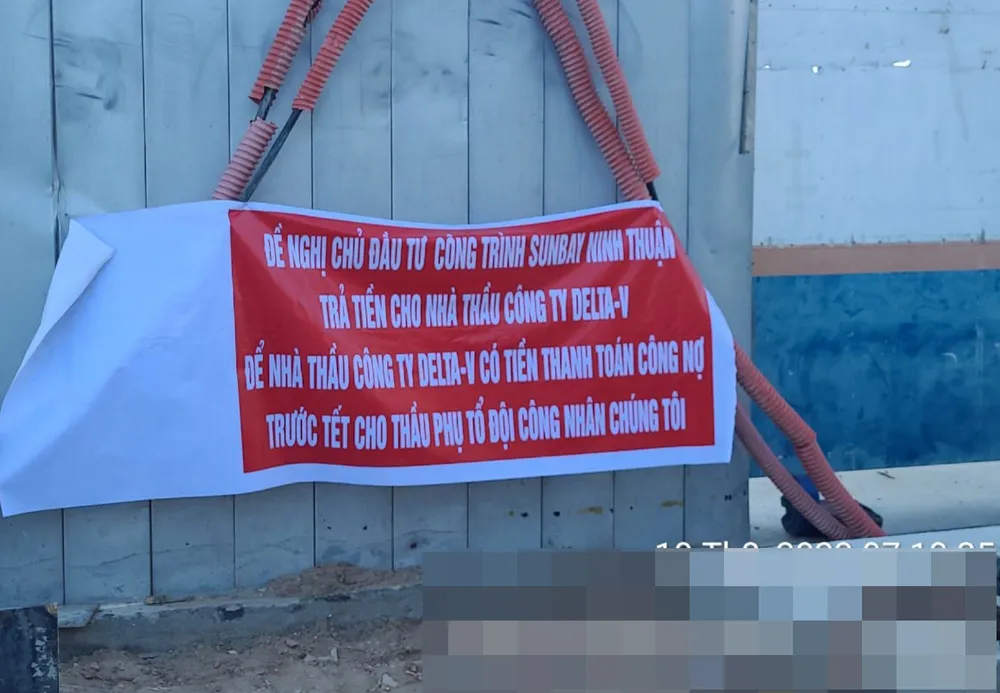 Công nhân căng băng rôn đòi nợ lương trước dự án. Ảnh: T.N Công nhân căng băng rôn đòi nợ lương trước dự án. Ảnh: T.N