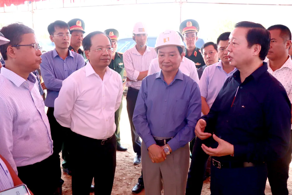 Phó Thủ tướng Trần Hồng Hà đi kiểm tra dự án cao tốc Vân Phong - Nha Trang. Ảnh: V.K