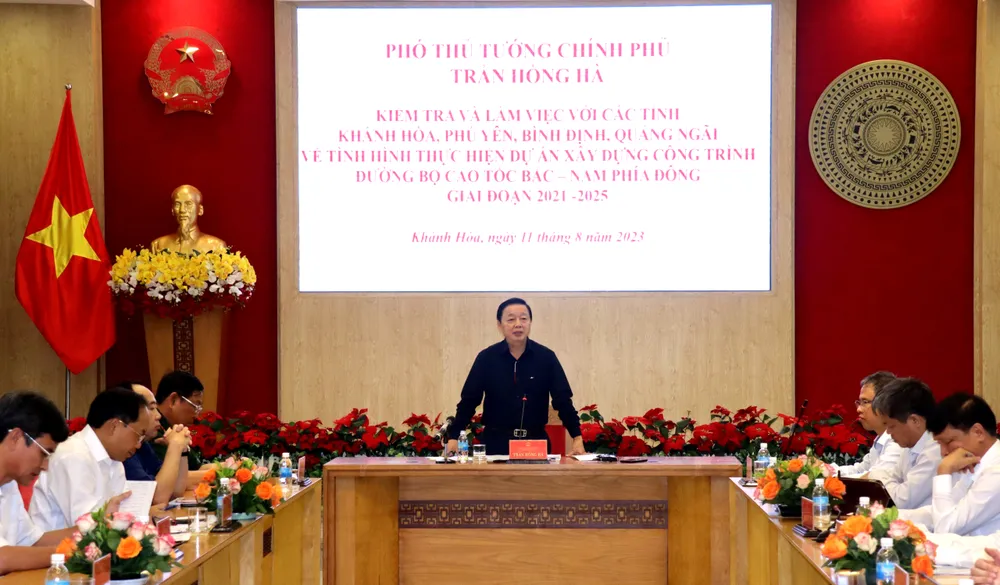 Phó Thủ tướng Trần Hồng Hà làm việc với lãnh đạo bốn tỉnh về tình thi công cao tốc Bắc - Nam phía Đông. Ảnh: V.K