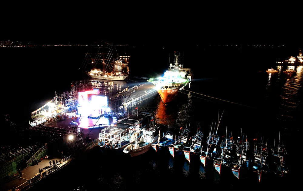 Hùng tráng chương trình nghệ thuật "Mạnh giàu từ biển quê hương" ảnh 1