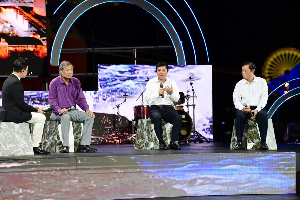 Bên cạnh đó, khán giả còn được giao lưu với các khách mời như PGS.TS Võ Sĩ Tuấn, nguyên Viện trưởng Viện Hải dương học Nha Trang; PGS.TS Bùi Tất Thắng, nguyên Viện trưởng Viện Chiến lược phát triển, Bộ Kế hoạch và Đầu tư và GS. Mai Trọng Nhuận, nguyên Giám đốc Đại học Quốc gia, chuyên gia nghiên cứu về biển đảo…