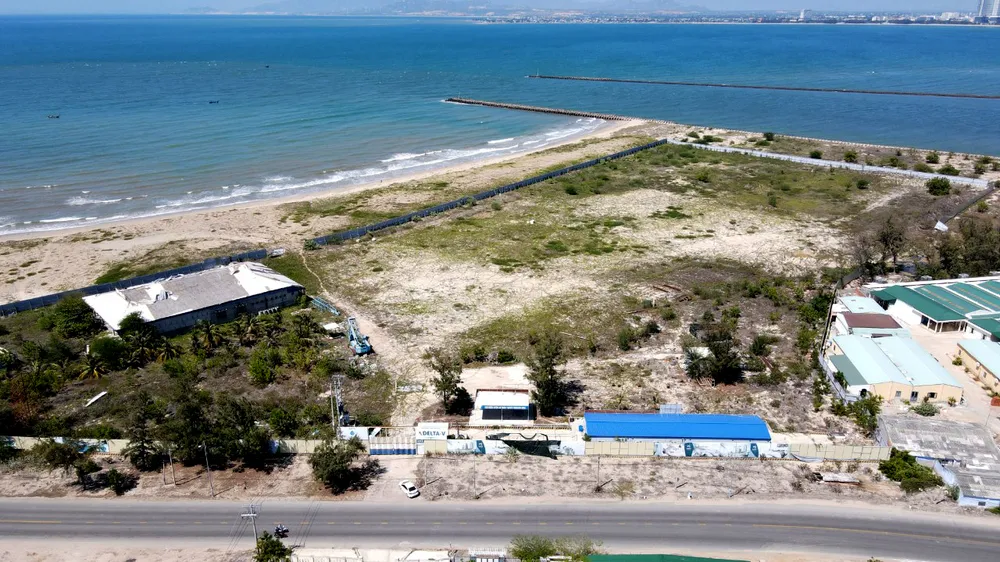 Dự án Ninh Chữ Sailing Bay vẫn là bãi đất hoang sau nhiều năm khởi công. Ảnh: H.H sailing bay.jpg