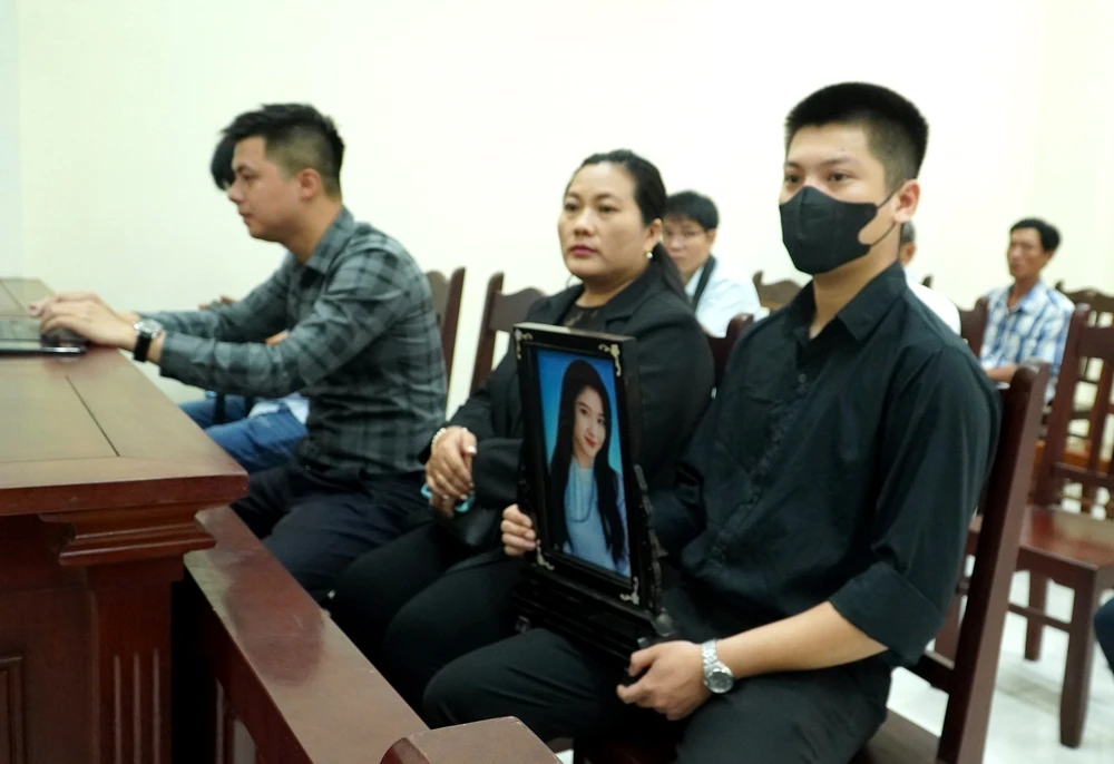 Người thân mang di ảnh nữ sinh Hoàng Anh đến phiên xét xử. Ảnh: T.N