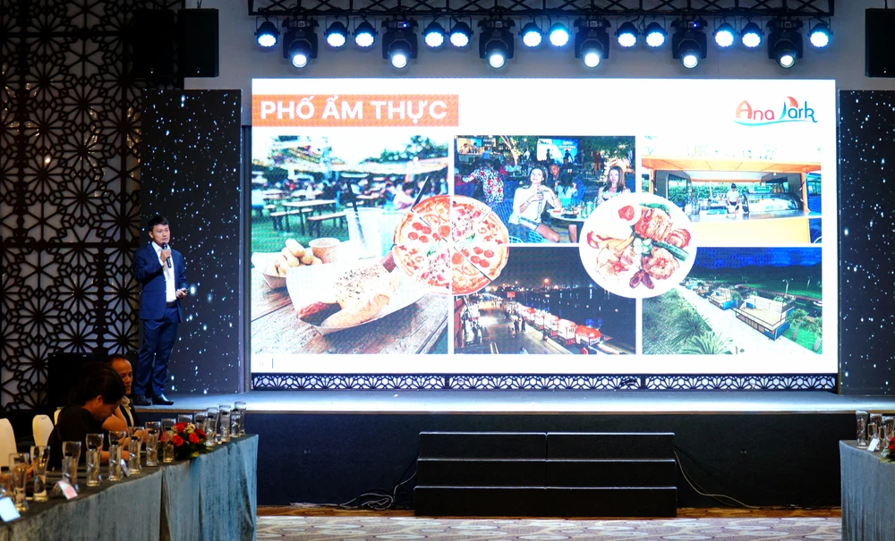 Doanh nghiệp giới thiệu sản phẩm du lịch đặc trưng của đơn vị tại hội nghị. Ảnh: H.H