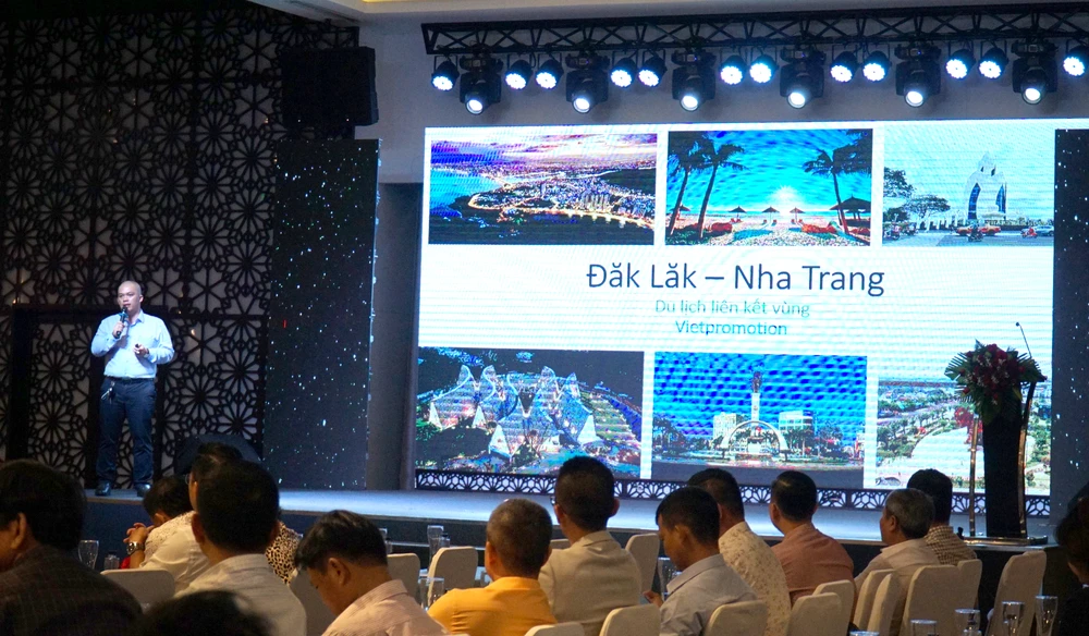 Tại hội nghị, doanh nghiệp hai tỉnh đã ký kết hợp tác kết nối tour, liên kết dịch vụ du lịch. Ảnh: H.H