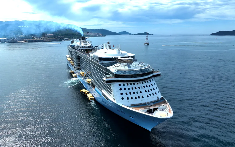 Tàu Spectrum of The Seas neo đậu tại vịnh Nha Trang. Ảnh: B.T