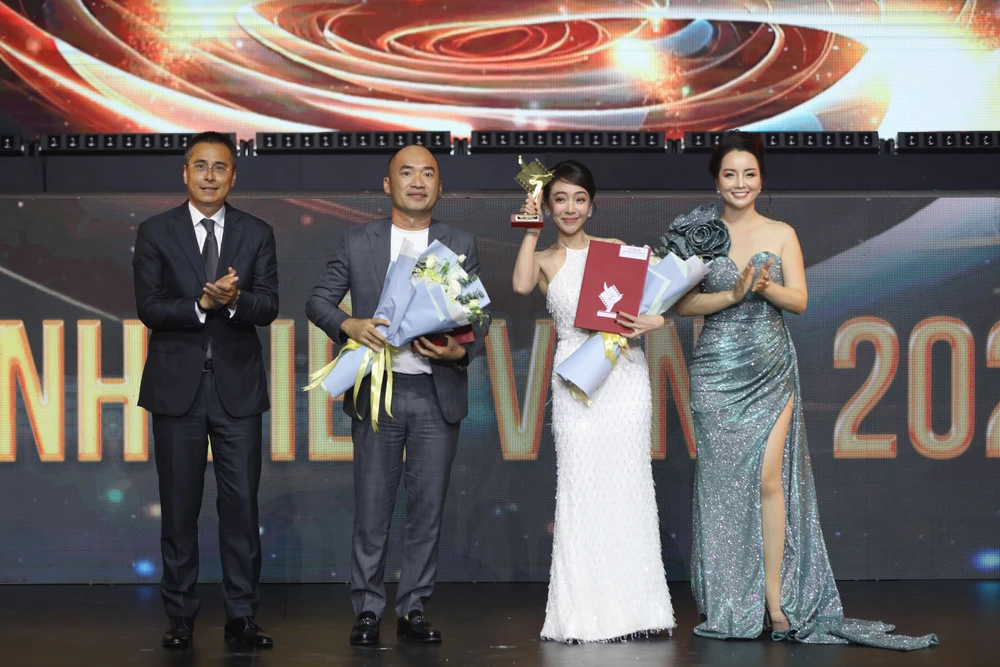 Diễn viên Thu Trang đạt giải Cánh diều vàng cho nữ diễn viên chính xuất sắc trong phim Con Nhót Mót Chồng. Ảnh: C.T