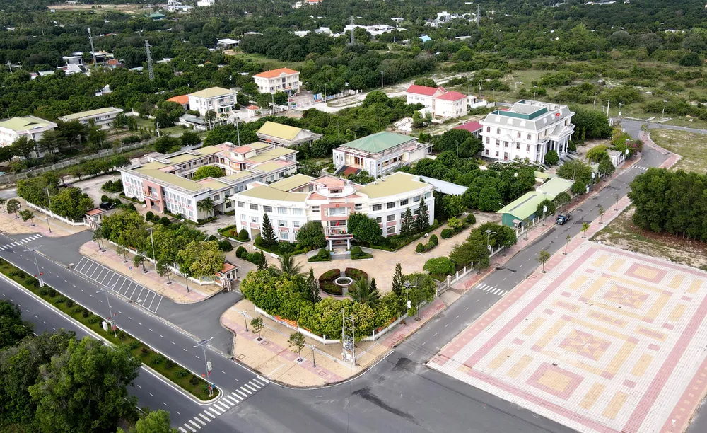 Còn nhiều vướng mắc trong việc xử lý sai phạm "hiến đất" làm đường phân lô, bán nền ở Cam Lâm. Ảnh: H.H hien dat.jpg