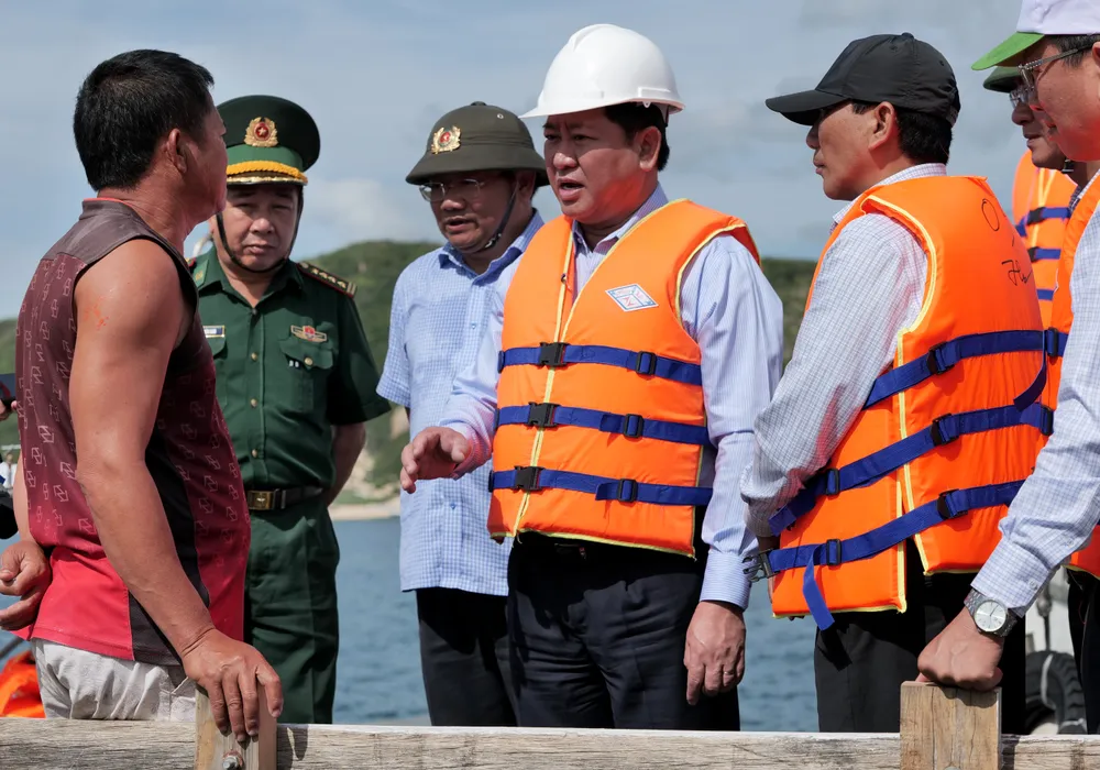 Ông Trần Quốc Nam, Chủ tịch UBND tỉnh Ninh Thuận, trao đổi với người dân kinh doanh bè nổi ở vịnh Vĩnh Hy. Ảnh: T.X vinh hy.jpg