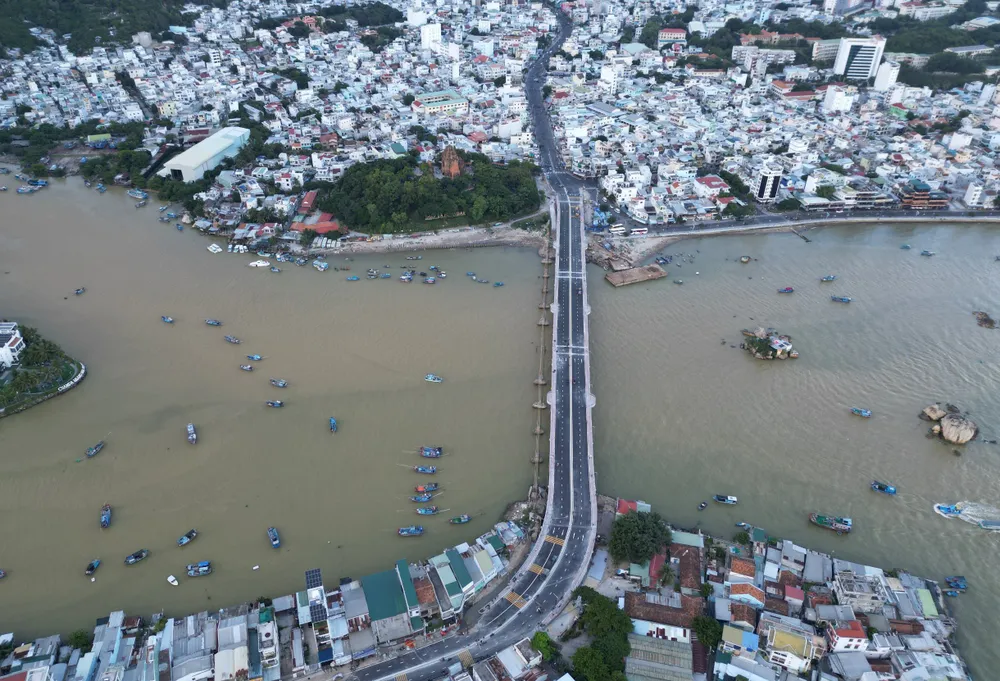 Cầu Xóm Bóng mới bắt đầu lưu thông trở lại từ 14 giờ ngày 19-9. Ảnh: M.H cau-xom-bong-1.jpg