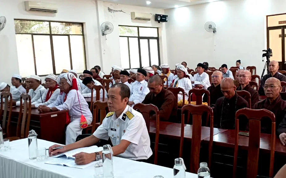 Khoảng 100 chức sắc các tôn giáo tham dự hội nghị vào sáng 20-9. Ảnh: K.N tuyen-truyen-bien-dao-1.jpg