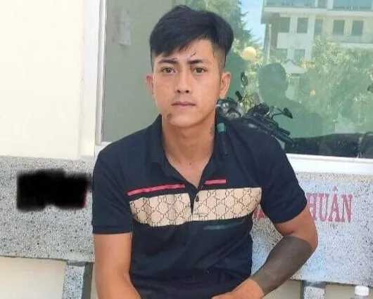 Đào Duy Lâm ra đầu thú sau khi đâm chết đối thủ. Ảnh: CA Dung_dao_giai_quyet_mau_thuan.jpg
