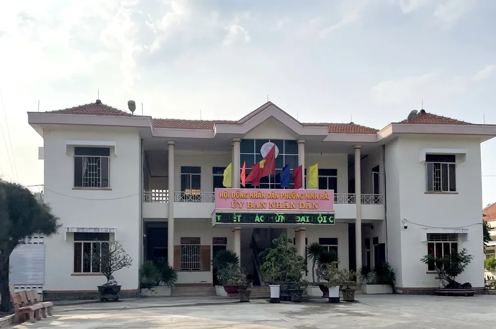 Cựu chủ tịch, phó chủ tịch phường Ninh Hải bị khởi tố. Ảnh: H.H phó chủ tịch phường chứng thực hợp đồng cho con trái quy định