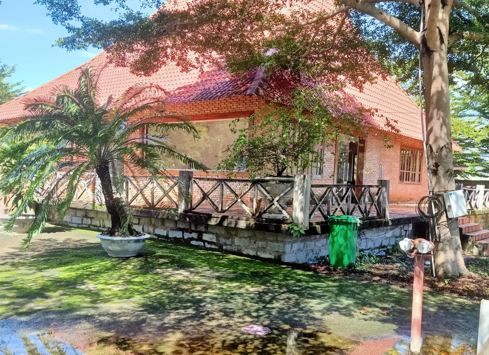 Các công trình trong dự án xuống cấp. Ảnh: H.H suoi-khoang-nong-1.jpg