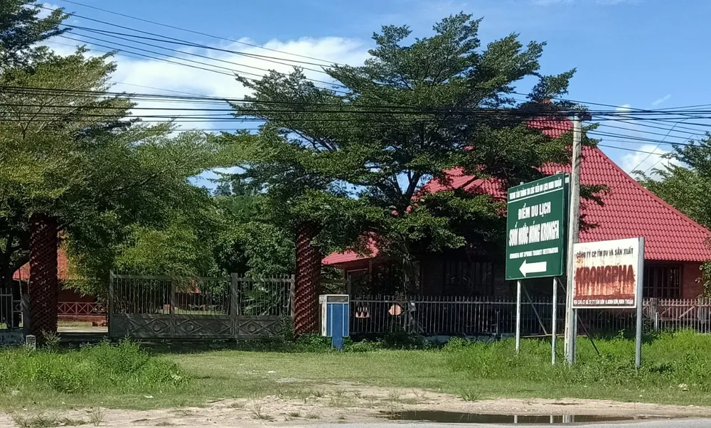 Dự án suối khoáng nóng Krông Pha dừng hoạt động đã bốn năm. Ảnh: H.H suoi-khoang-nong-2.jpg