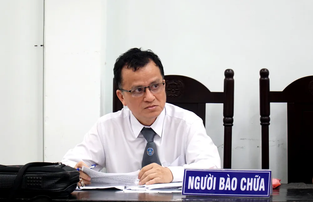 LS Nguyễn Hồng Hà, Phó Chủ nhiệm Đoàn LS tỉnh Khánh Hòa, đang hỗ trợ pháp lý miễn phí cho đối tượng yếu thế. Ảnh: H.H DSC00259.JPG