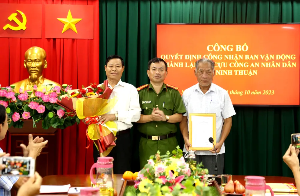 Đại tá Đại tá Lê Quang Đồng, Phó Giám đốc Công an tỉnh Ninh Thuận, tặng hoa cho Ban vận động. Ảnh: C.A hoi-cuu-cong-an.jpg