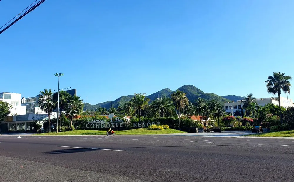 Khách sạn nghỉ dưỡng Diamond Bay Resort & Spa đang bị tạm đình chỉ hoạt động. Ảnh: H.H song-lo-5-2685-7310.jpg
