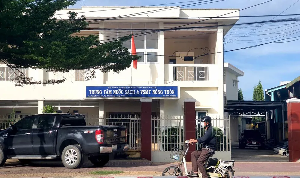 Hai lãnh đạo Trung tâm nước sạch và vệ sinh môi trường nông thôn tỉnh Ninh Thuận lãnh án. Ảnh: H.H trung tâm nước sạch.jpg