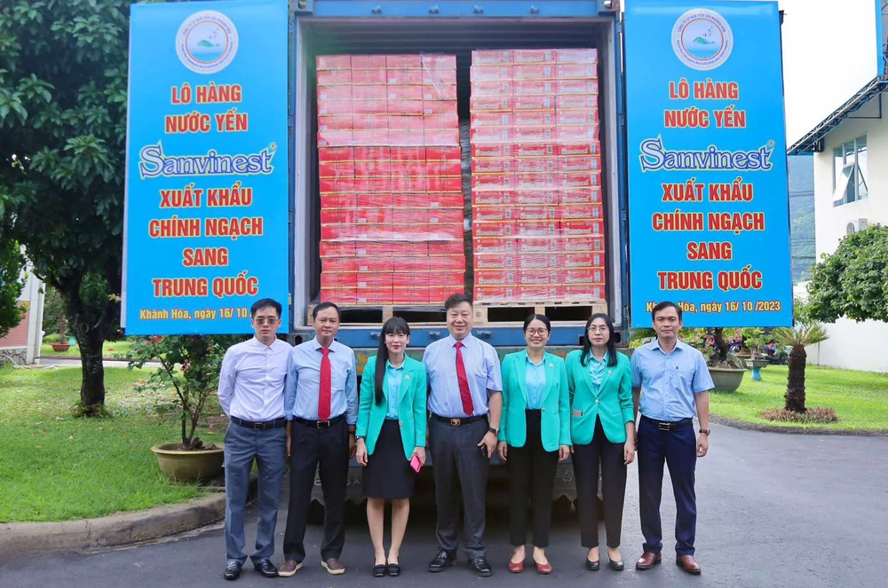 Lô hàng nước yến Sanvinest đầu tiên xuất khẩu chính ngạch sang Trung Quốc. Ảnh: Y.S yến sào.jpg