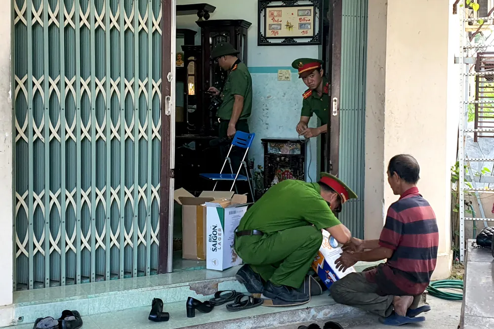 Công an khám xét trụ sở của công ty xây dựng trốn thuế. Ảnh: H.H trốn thuế.jpg