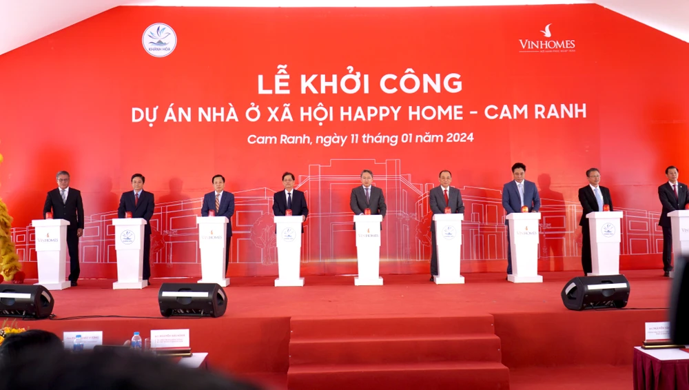 Thực hiện nghi thức bấm nút khởi công dự án 3.600 căn nhà ở xã hội Happy Home. Ảnh: H.H khánh hòa.jpg