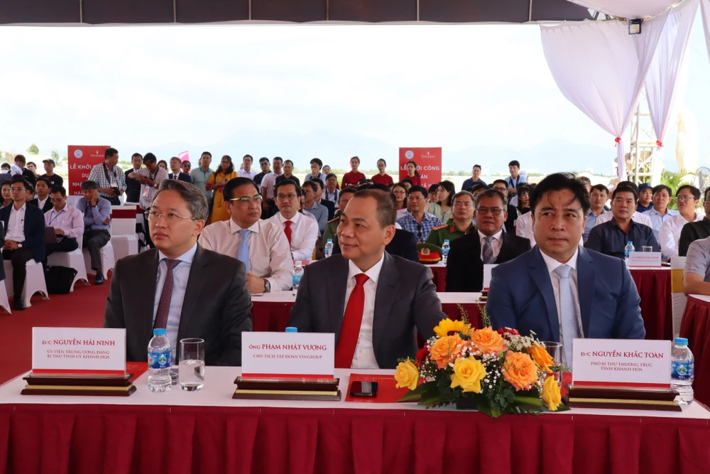 Lãnh đạo tỉnh Khánh Hòa, Tập đoàn Vingroup cùng nhiều đại biểu dự lễ khởi công. Ảnh: V.K z5060800175626_111381b9328b91e54f0577765f690084.jpg