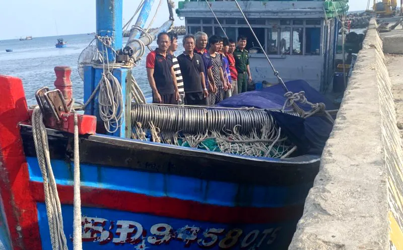 Ngư dân mất tích trong vụ tàu cá bị tàu hàng đâm chìm được tìm thấy mắc kẹt trong tàu. Ảnh: BIÊN PHÒNG Tàu hàng đâm vào tàu cá rồi bỏ chạy, không cứu giúp