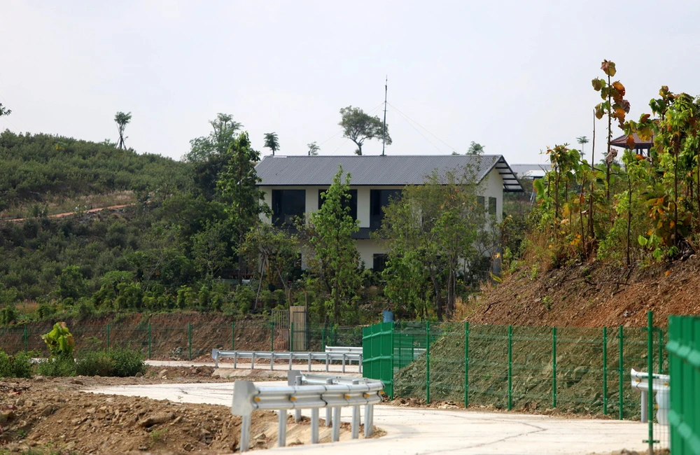 Huyện đề nghị cho phép tồn tại các công trình không phép này. Ảnh: T.P hồ trà co 1.jpg