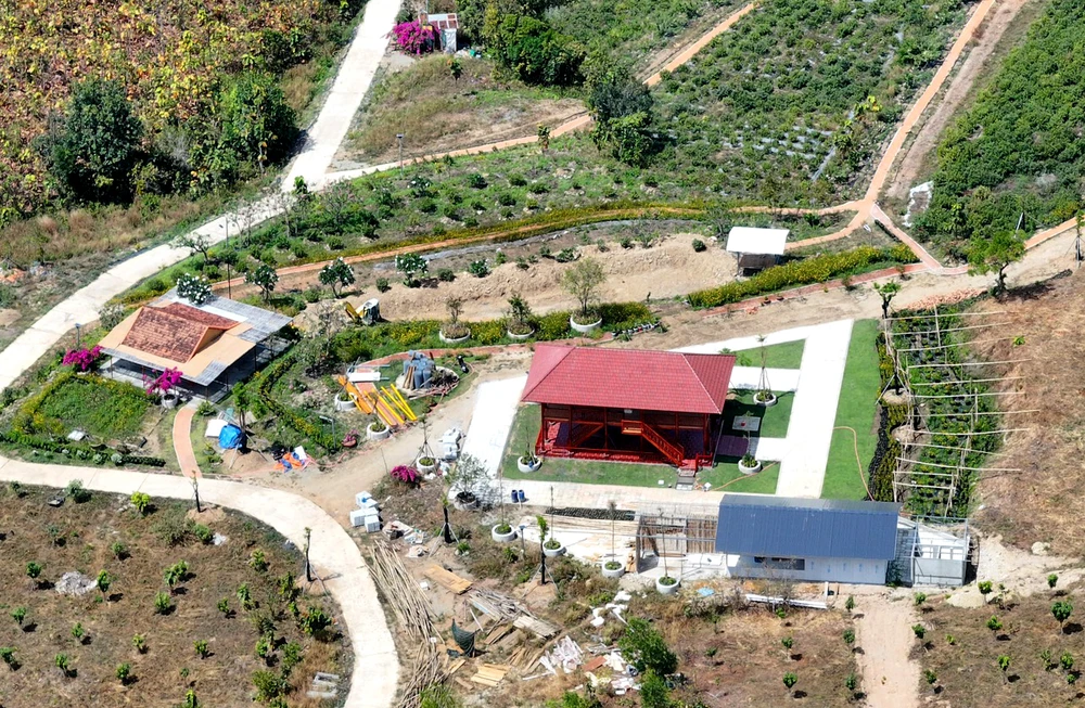 Các công trình xây dựng không phép cạnh hồ Trà Co chụp hồi cuối tháng 3-2024. Ảnh: T.P hồ trà co.jpg