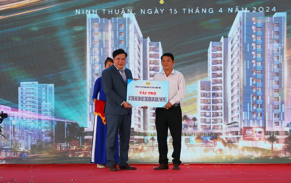 Nhà đầu tư tài trợ xây nhà sinh hoạt cộng đồng cho địa phương. Ảnh: Đ.K khu đô thị mới phủ hà 2.jpg