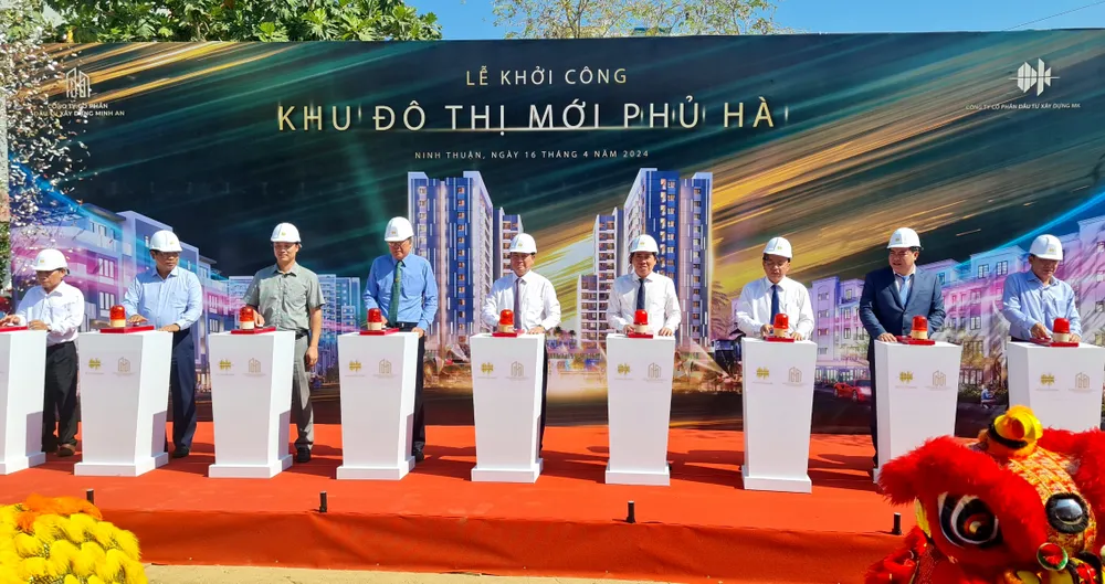 Thực hiện nghi thức khởi công dự án khu đô thị mới Phủ Hà. Ảnh: Đ.K khu đô thị mới phủ hà.jpg