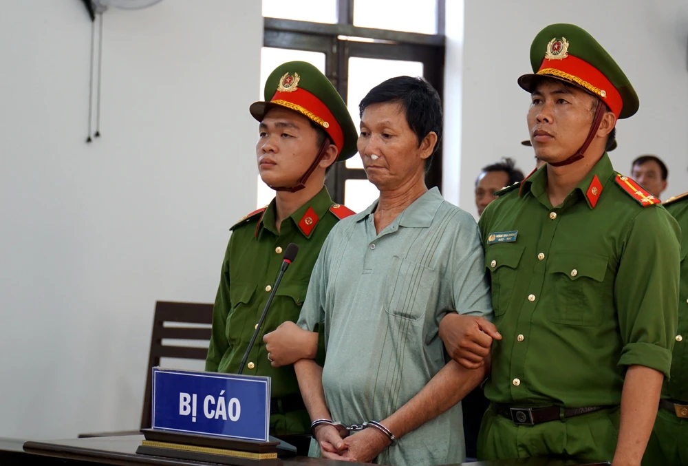 Bị cáo Nguyễn Văn Phụng đã chém cả nhà hàng xóm vì mâu thuẫn trộm gà. Ảnh: HH chém cả nhà hàng xóm 1.jpg