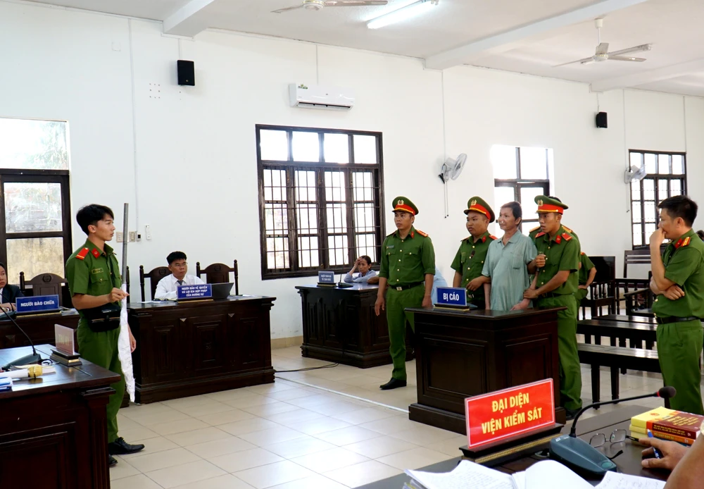 Cây rựa bị cáo dùng để chém cả nhà hàng xóm. Ảnh: HH chém cả nhà hàng xóm.jpg