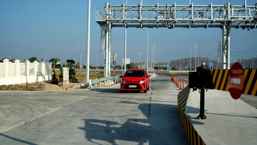 Ô tô từ cao tốc Cam Lâm - Vĩnh Hảo vào Ninh Thuận tại nút giao quốc lộ 27. Ảnh: H.H cao tốc cam lâm - vĩnh hảo 1.jpg