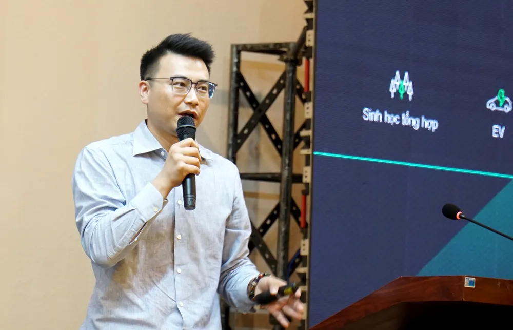 Ông Eric HU, Giám đốc giải pháp khu công nghiệp Net-Zero, trình bày tham luận. Ảnh: H.H ninh thuận.jpg