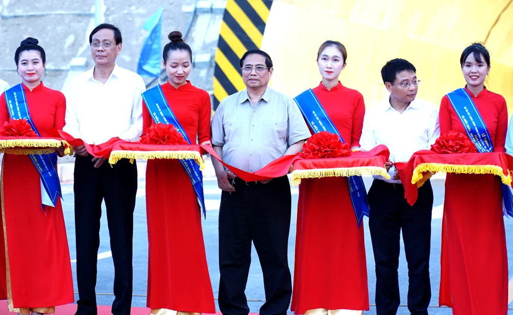 Thủ tướng Phạm Minh Chính cắt băng khánh thành cao tốc tại hầm Núi Vung. Ảnh: H.H cao tốc 1.jpg
